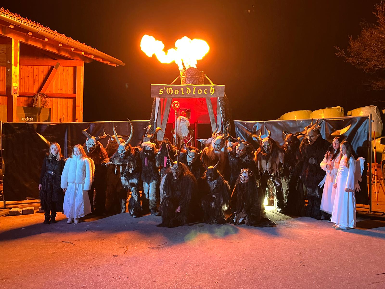 Die Wuidara Pass mit Krampusmasken und Engeln